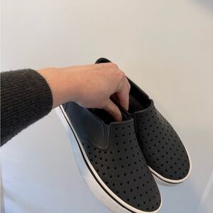 Native Black shoes women’s 9 men’s 7